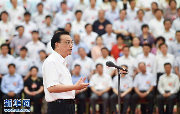 转载新华网（新华社记者李学仁 摄） 中共中央政治局常委、国务院总理李克强在会前接见与会全体代表并讲话，强调要加快培养高素质劳动者和技能人才，为推动经济发展和保持比较充分就业提供支撑。 李克强向全国职业教育工作者和关心支持职业教育发展的各界人士表示感谢。他说，改革开放以来，我国职业教育取得长足发展，培养了大规模的技能人才，为经济发展、促进就业和改善民生作出了不可替代的贡献。 李总理会见全国职业教育工作会议代表并发表讲话 李克强强调，职业教育大有可为，也应当大有作为。要把提高职业技能和培养职业精神高度融合，不仅要围绕技术进步、生产方式变革、社会公共服务要求和扶贫攻坚需要，培养大批怀有一技之长的劳动者，而且要让受教育者牢固树立敬业守信、精益求精等职业精神，让千千万万拥有较强动手和服务能力的人才进入劳动大军，使“中国制造”更多走向“优质制造”、“精品制造”，使中国服务塑造新优势、迈上新台阶。 李克强要求，要用改革的办法把职业教育办好做大。统筹发挥好政府和市场作用，既要加大政府支持，又要通过政府购买服务等方式，更多促进社会力量参与，形成多元化的职业教育发展格局。要走校企结合、产教融合、突出实战和应用的办学路子，依托企业、贴近需求，建设和加强教学实训基地，打造具有鲜明职教特点、教练型的师资队伍。各级党委和政府要采取各种措施，关心和帮助职业教育工作者，推动社会各方形成合力，让现代职业教育助推经济社会取得更大更好发展。 李总理会见全国职业教育工作会议代表并发表讲话 中共中央政治局委员、国务院副总理刘延东，中共中央政治局委员、国务院副总理马凯分别在会上讲话。 国务委员兼国务院秘书长杨晶参加会见。 这次会议是改革开放以来国务院召开的第三次全国职业教育工作会议。会议召开前，国务院印发了《关于加快发展现代职业教育的决定》。 相关文章：李克强会见全国职业教育工作会议代表并发表讲话
