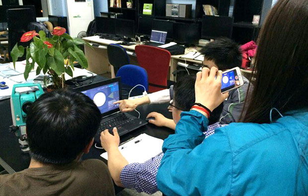 燃动技术人员与院校老师进行专业沟通
